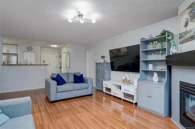 4 of 26 - 3206 Alder St 101, Saanich, BC