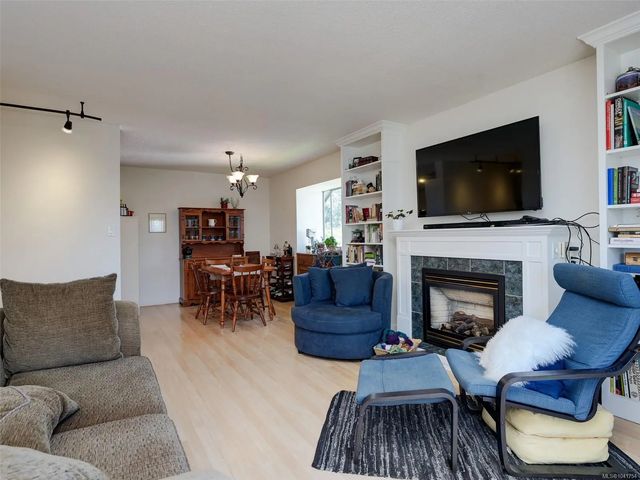 4 of 25 - 710 Lampson St 405, Esquimalt, BC