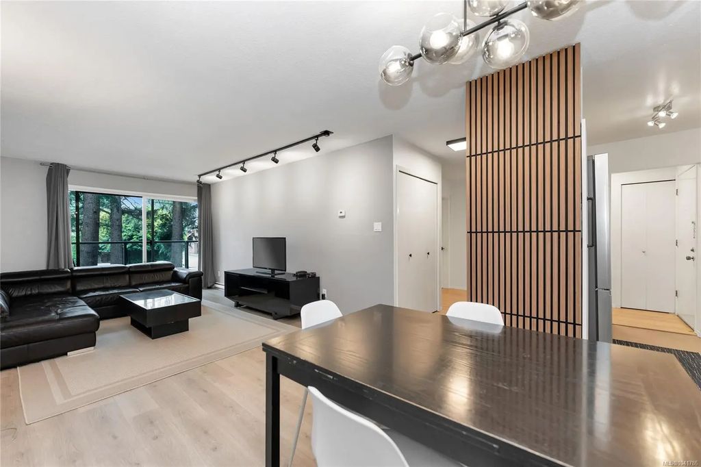 2022 Foul Bay Rd 212, Victoria