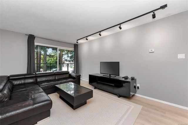 4 of 22 - 2022 Foul Bay Rd 212, Victoria, BC