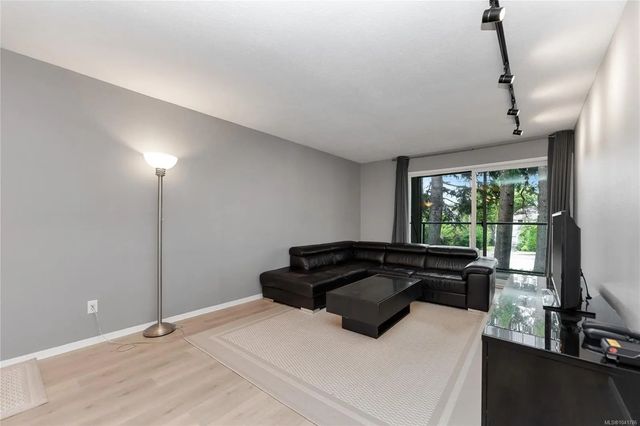 5 of 22 - 2022 Foul Bay Rd 212, Victoria, BC