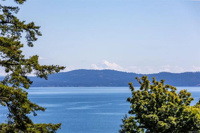 4 of 77 - 4916 Lochside Dr, Saanich, BC