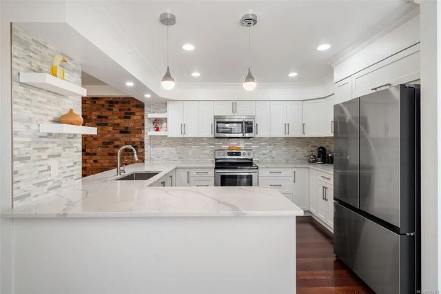 2 of 31 - 4682 Lochside Dr, Saanich, BC