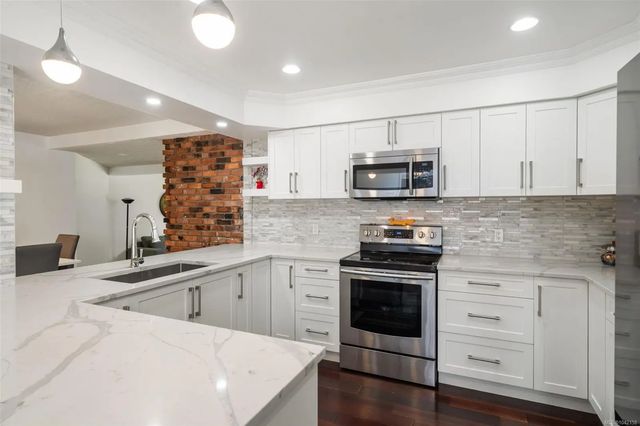 3 of 31 - 4682 Lochside Dr, Saanich, BC