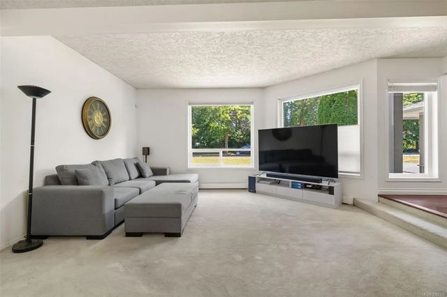 4 of 31 - 4682 Lochside Dr, Saanich, BC