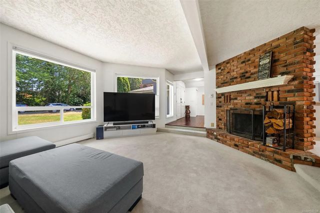 5 of 31 - 4682 Lochside Dr, Saanich, BC