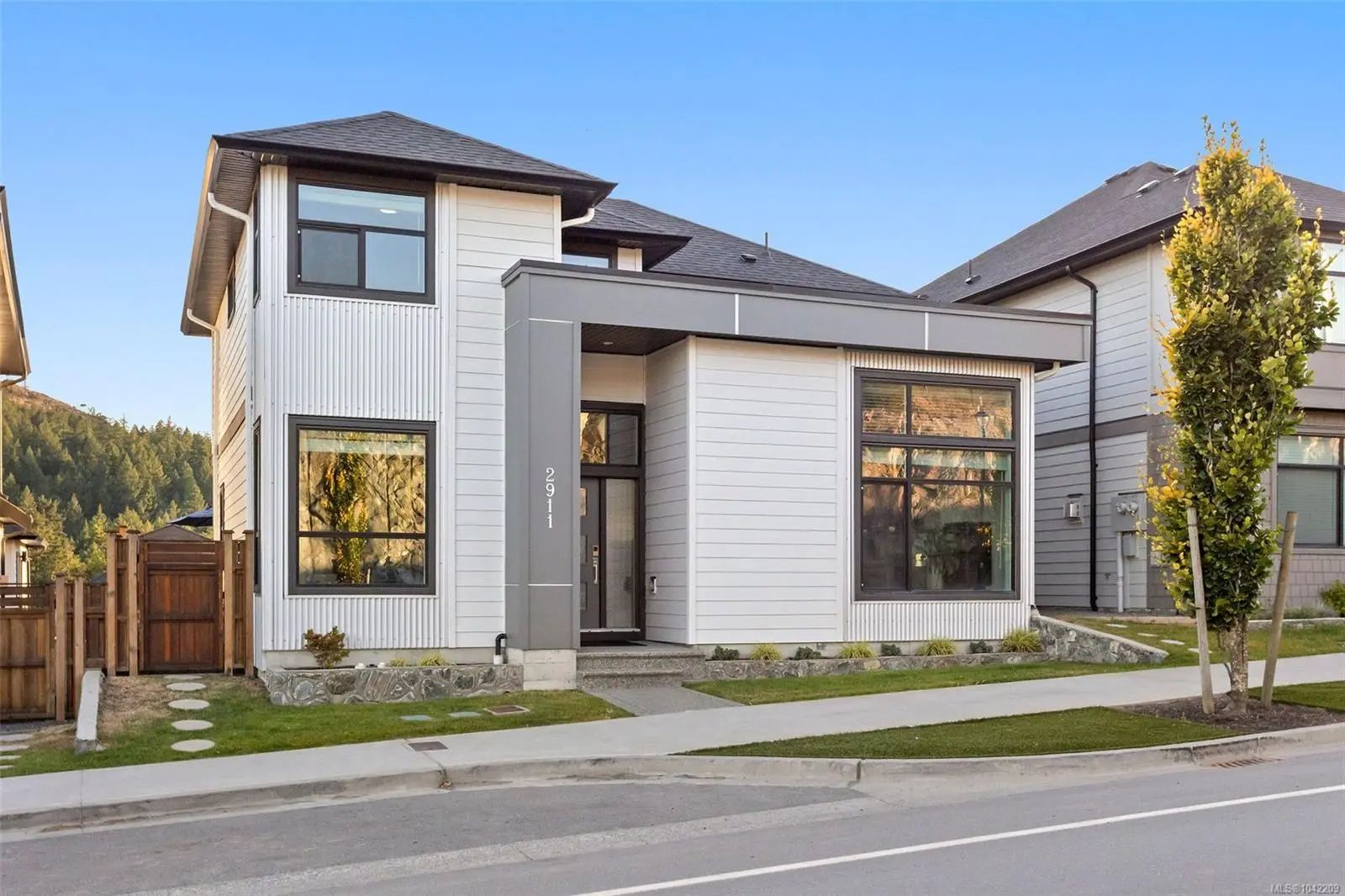 Residential Real Estate for Sale at 2911 Constellation Ave in the city of Langford by MLS #1042209