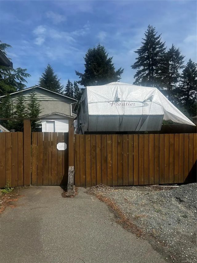 3 of 15 - 3796 Departure Bay Rd, Nanaimo, BC