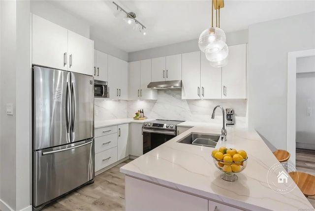 2 of 34 - 20 Barsby Ave 308, Nanaimo, BC