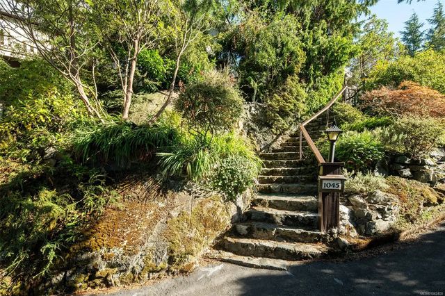2 of 40 - 1043/1045 Belmont Ave, Victoria, BC