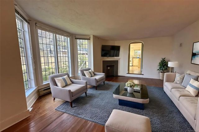 4 of 40 - 1043/1045 Belmont Ave, Victoria, BC