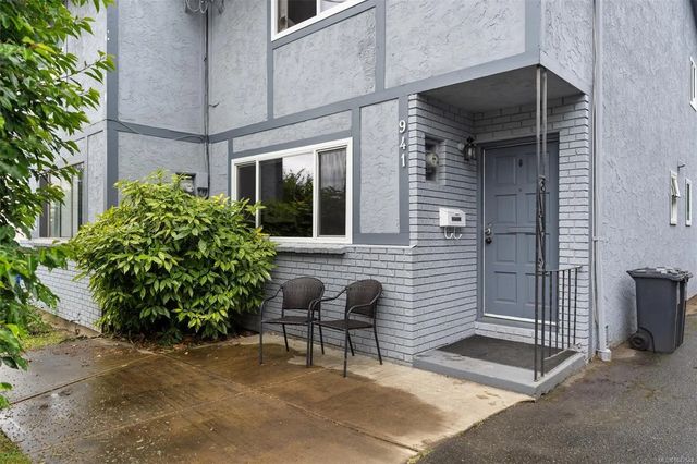 2 of 31 - 941 Inskip St, Esquimalt, BC