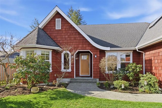 2 of 30 - 647 Temple St, Parksville, BC