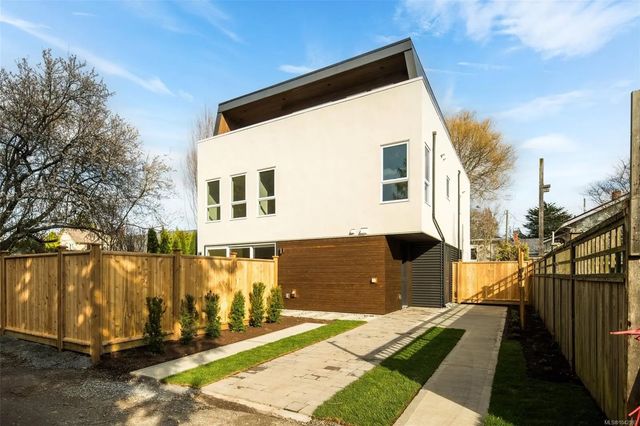 2 of 37 - 920 Island Rd 1, Oak Bay, BC