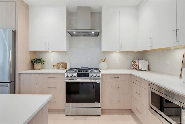 4 of 37 - 920 Island Rd 1, Oak Bay, BC