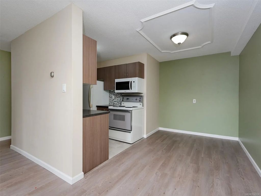 1680 Poplar Ave 120, Saanich