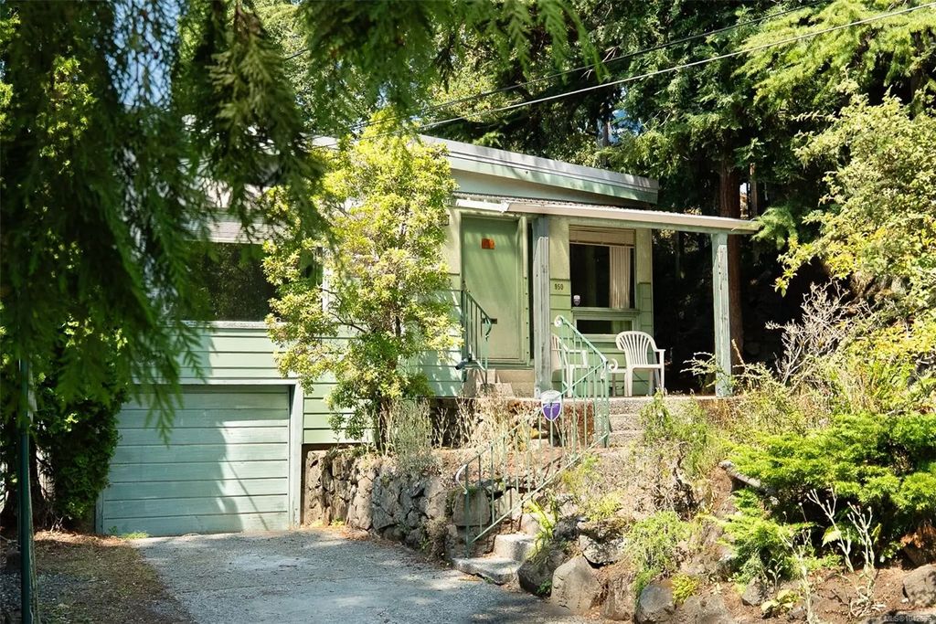 950 Dunn Ave, Saanich