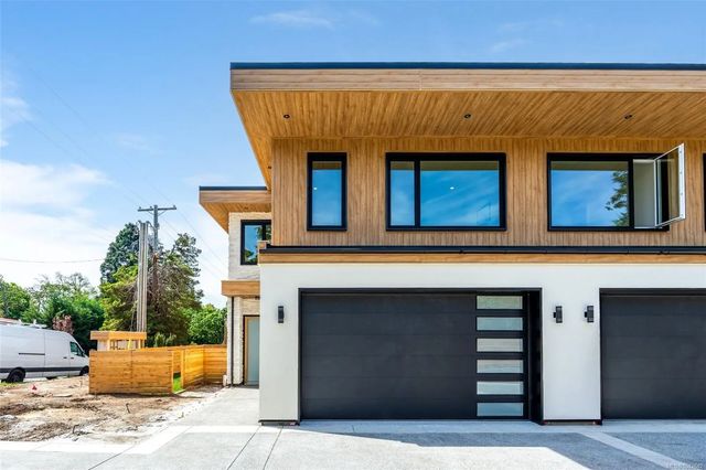 4 of 47 - 3022 Cadboro Bay Rd 1, Oak Bay, BC