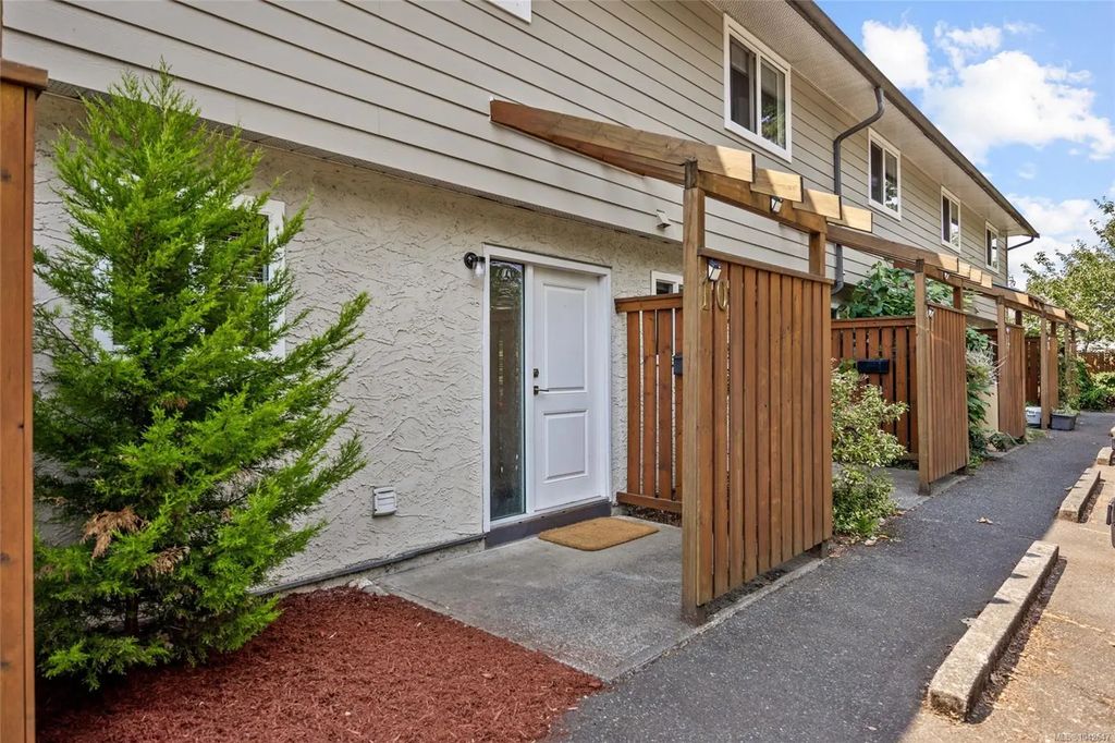 951 17th St 10, Courtenay