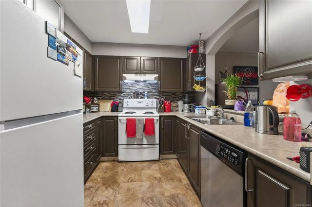2 of 20 - 799 Blackberry Rd 204, Saanich, BC