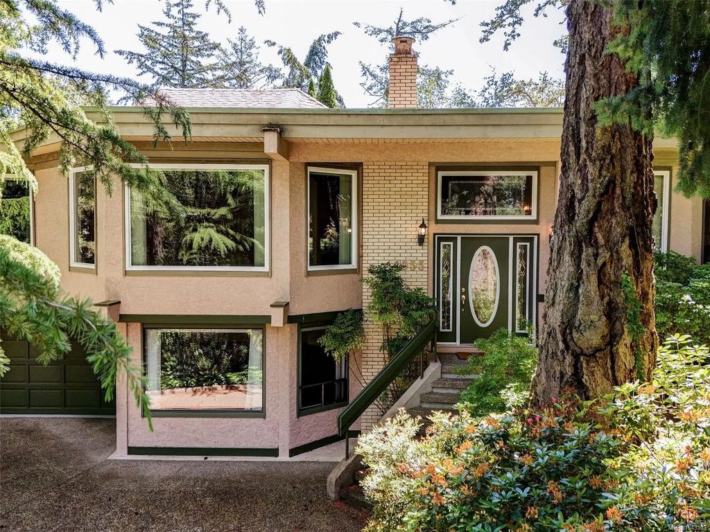 1055 Thistlewood Dr, Saanich