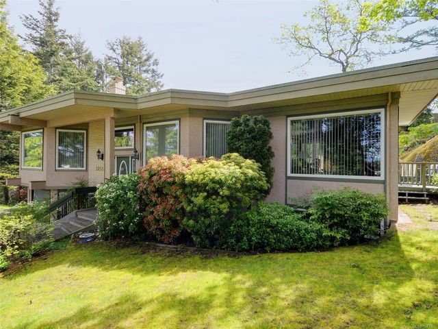 2 of 40 - 1055 Thistlewood Dr, Saanich, BC