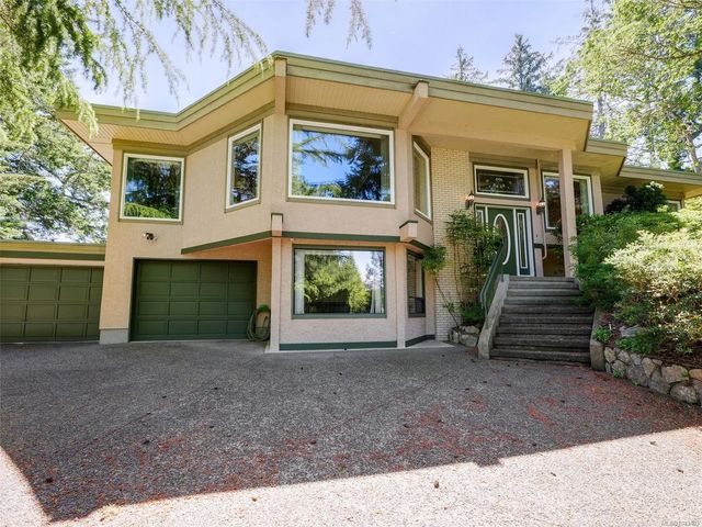 3 of 40 - 1055 Thistlewood Dr, Saanich, BC