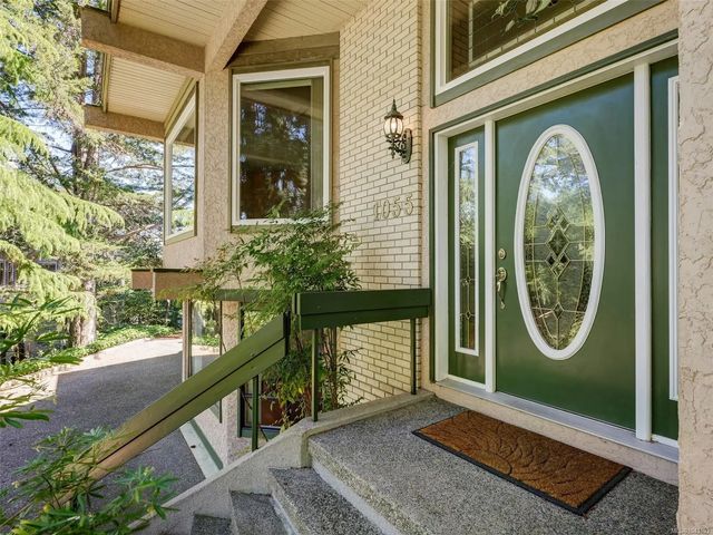 4 of 40 - 1055 Thistlewood Dr, Saanich, BC
