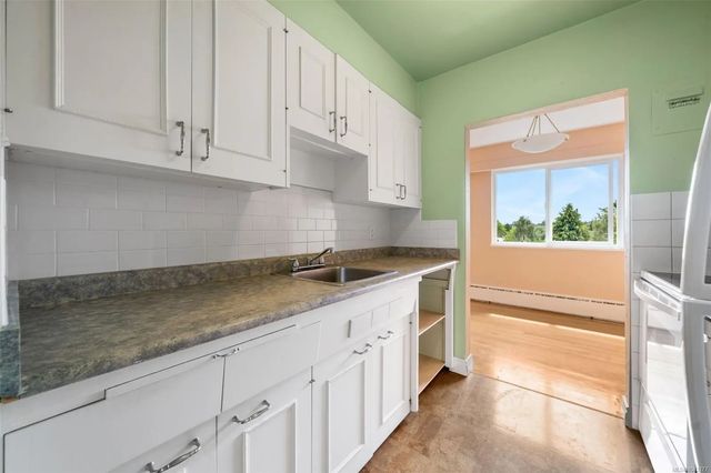 4 of 42 - 1270 Beach Dr 305, Oak Bay, BC