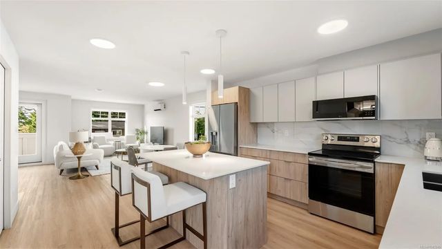 2 of 17 - 4201 Tyndall Ave 5202, Saanich, BC