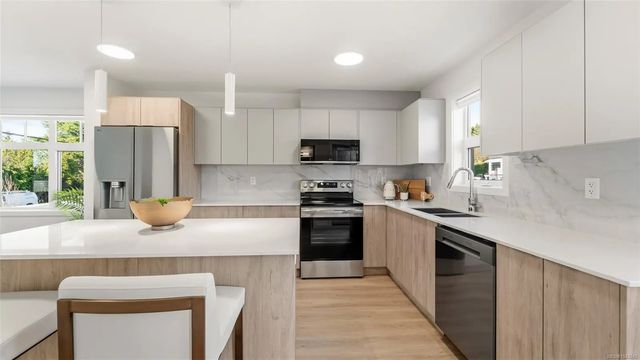 4 of 17 - 4201 Tyndall Ave 5202, Saanich, BC