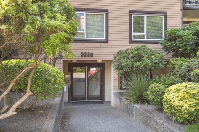 2 of 23 - 3258 Alder St 402, Saanich, BC