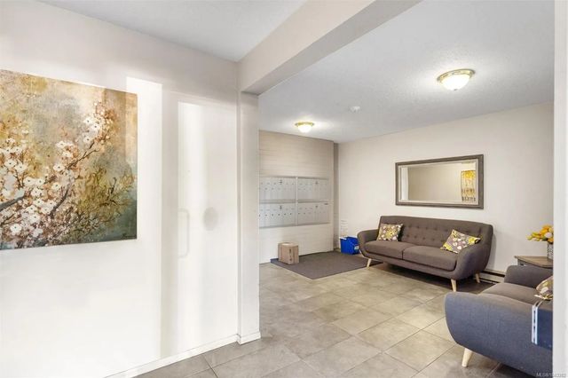 3 of 23 - 3258 Alder St 402, Saanich, BC