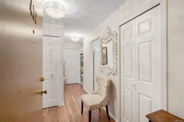 4 of 23 - 3258 Alder St 402, Saanich, BC