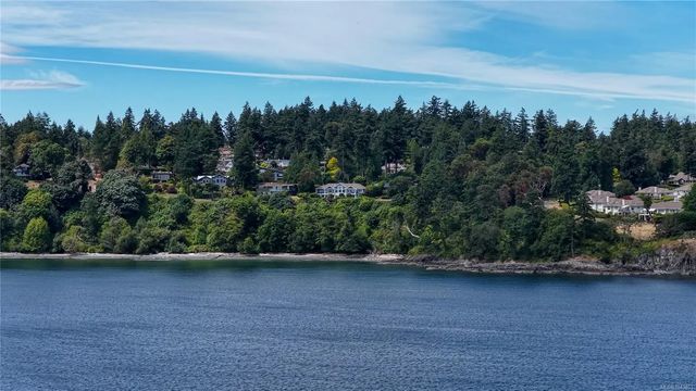 2 of 64 - 2226 Arbutus Rd, Saanich, BC