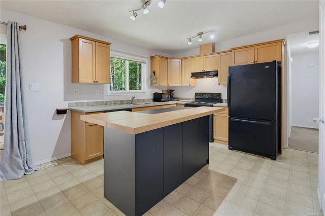 2 of 26 - 1048 Fitzgerald Rd, Shawnigan Lake, BC