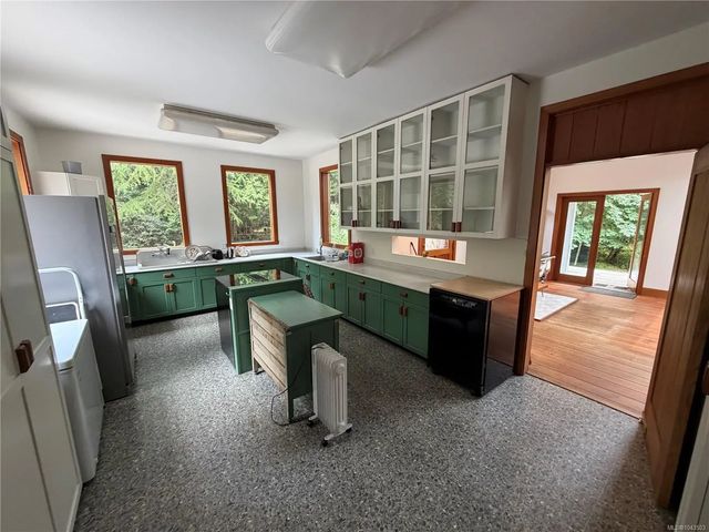 4 of 37 - 380 Parker Rd, Qualicum Beach, BC