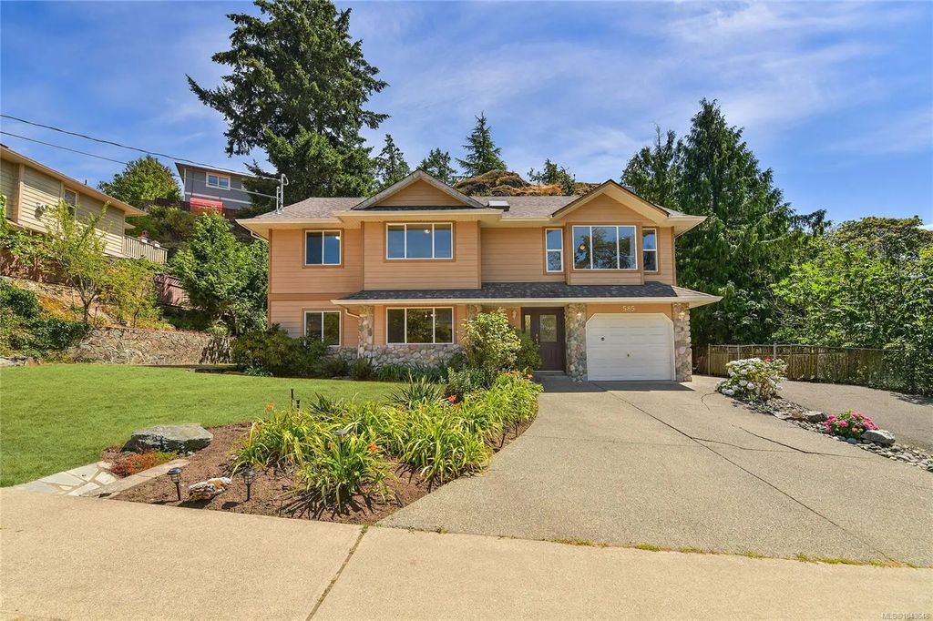 585 Hansen Ave, Langford