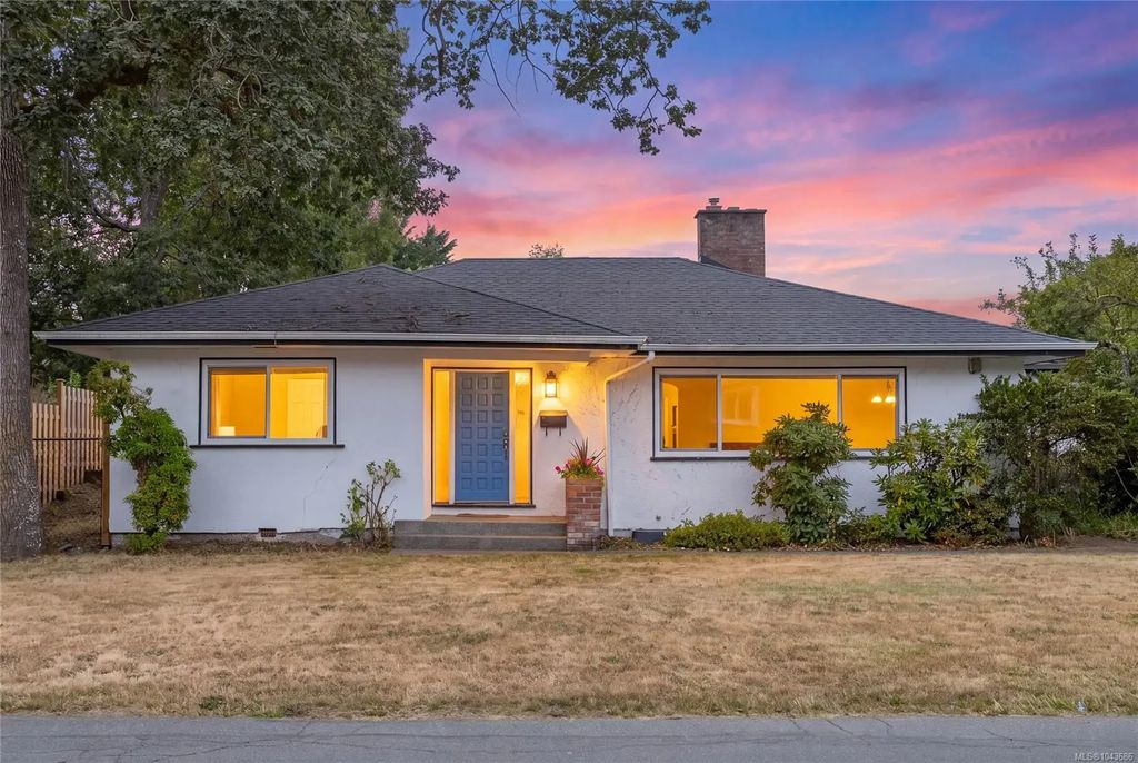 3830 Palo Alto St, Saanich