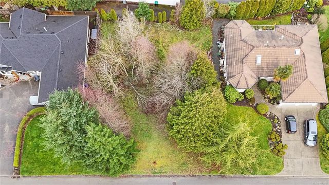 2 of 11 - 881 Fairways Dr, Qualicum Beach, BC
