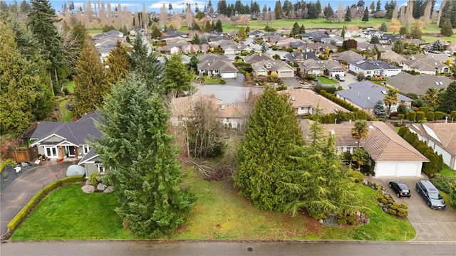 3 of 11 - 881 Fairways Dr, Qualicum Beach, BC