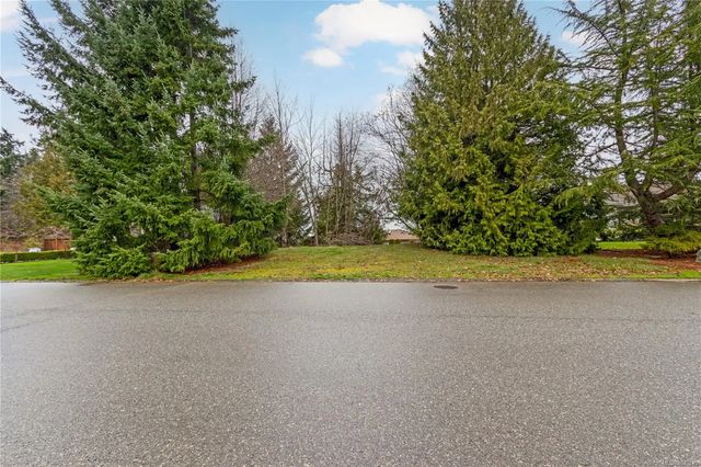 4 of 11 - 881 Fairways Dr, Qualicum Beach, BC