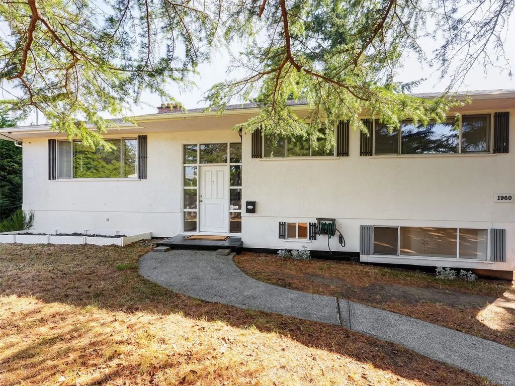 1960 Grandview Dr, Saanich