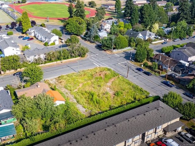 2 of 8 - 5850 Howard Ave, Duncan, BC