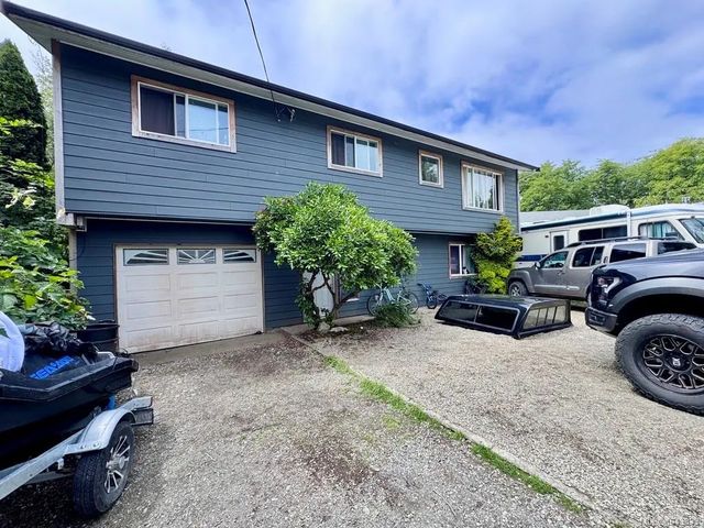 2 of 16 - 1690 Holly Cres, Ucluelet, BC