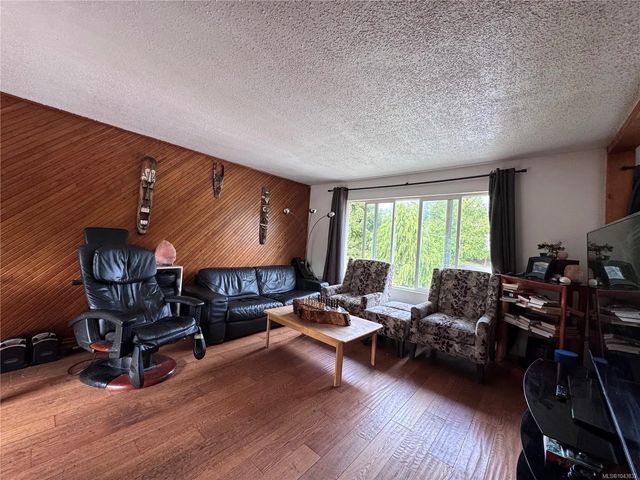 3 of 16 - 1690 Holly Cres, Ucluelet, BC