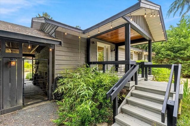 2 of 62 - 381 Dunsmuir Rd, Qualicum Beach, BC