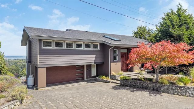 2 of 70 - 141 Denison Rd, Oak Bay, BC