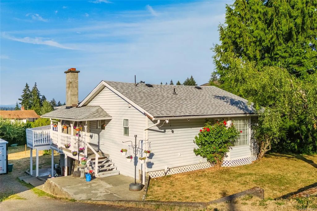 429 Davis Rd, Ladysmith