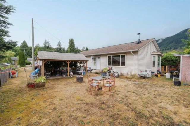 2 of 28 - 135 Macdonald Rd, Lake Cowichan, BC